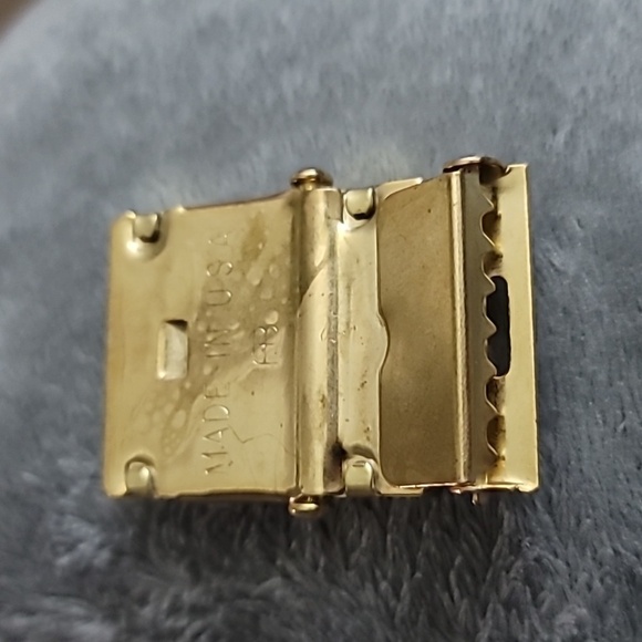 Buckle-Down Web Gold Colored Belt Buckle - Picture 4 of 4